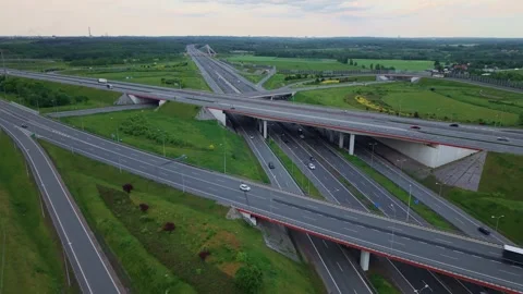 Aerial backward flight over a massive highway interchange in Poland. Vidéo 342436475