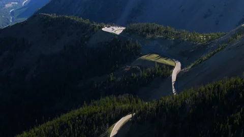 Aerial of Beartooth Highway Winding Through Mountain Ridges in Montana USA. Vídeo Stock 340593065