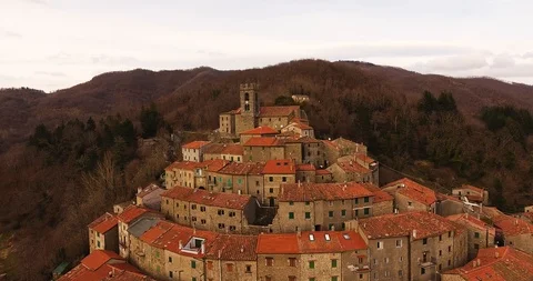 Aerial, beautiful little hamlet on the hill in Tuscany, Italy Vídeos de archivo 93691253