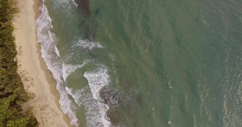 Aerial, beautiful sea waves on the empty beach 스톡 동영상 86852728