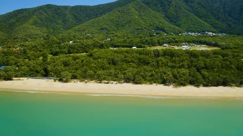 Aerial, beautiful view on huge sand beach and a coastline in Palm Cove, Cairn Vidéo 122322017