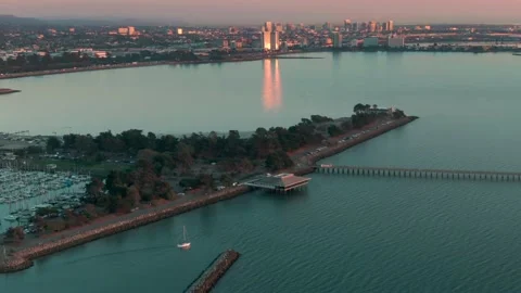 Aerial: Berkeley Marina and Oakland skyline, California, USA 스톡 동영상 160802464