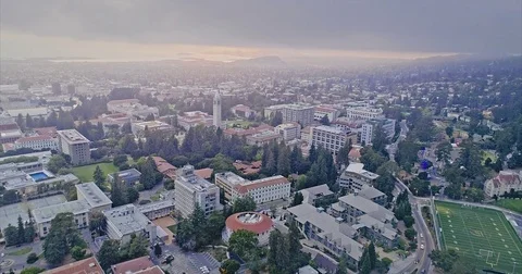 Aerial of berkeley university &amp; The Cal Campus Campanile Vídeos de archivo 80208261