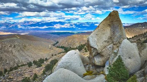 Aerial Boulder Formations Rugged Hills and Sierra Mountains California Foto stock