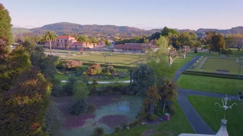 Aerial: Bowling green and bath house in government gardens, Rotorua, New Zealand Vidéo 218515518