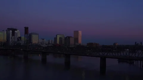 Aerial of bridge over Willamette River in Portland at sunset with skyscrapers 스톡 동영상 108404591