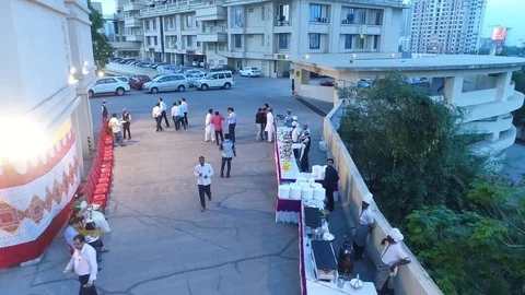 Aerial Building front panning top floor high rise day parking Vídeo Stock 90242980