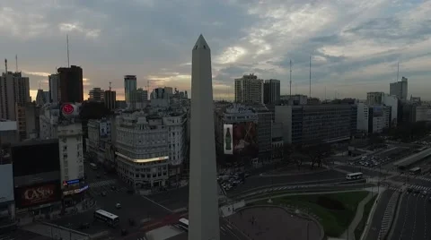 Aerial camera moving backwards through Diagonal Norte Street Vídeo Stock 56232417