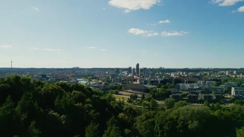 Aerial camera view over Vilnius. View of the business center and the city, downt Vidéo 248647888