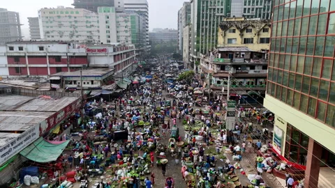 Aerial cinematic drone shot of an intersection in a street market in Bangladesh. Vídeos de archivo 313037280