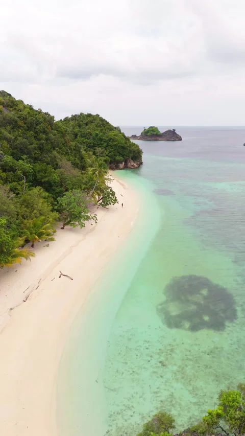 Aerial Cinematic Flight Over Remote Uninhabited Island Raja Ampat 動画素材 336975575