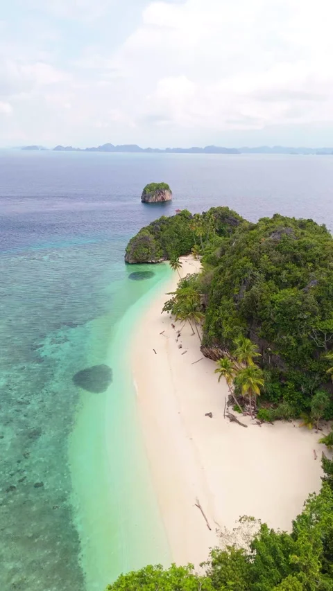 Aerial Cinematic Flight Over Remote Uninhabited Island Raja Ampat Vídeos de archivo 336976232