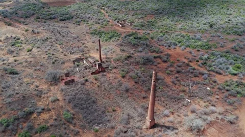 Aerial circles brick smoke stack chimneys in arid ruin of old facility 库存影片 328200285