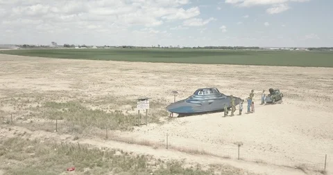 Aerial circles quickly around the Alien landing welcome sign in Roswell, NM Vídeos de archivo 94618702