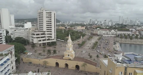Aerial circling around back of the Torre de Reloj with Getsemani in background 스톡 동영상 96009341