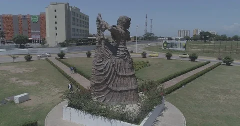 Aerial circling shot pulling out from up close on the La Pilonera statue Vídeos de archivo 78242551
