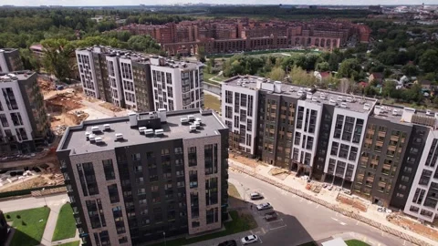 Aerial circular movement over rooftops in Rafinad complex Vidéo 329576606