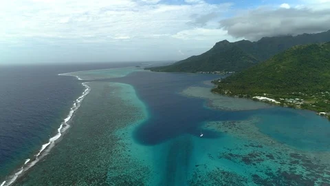 Aerial circular view Lagoon of Moorea corals reef and blue pacific sea Video stock 92065415