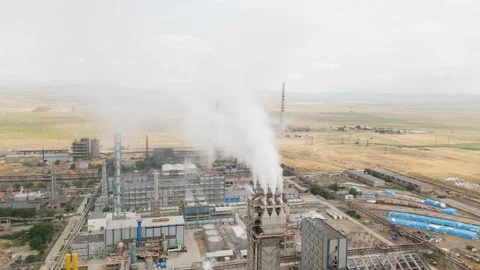 Aerial circular view of Rustavi Azot chemical factory with smokestacks, ove.. Vídeos de archivo 312451652