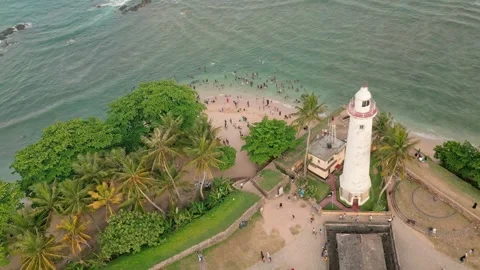Aerial circular view of Sri Lankans enjoying a swim in the ocean near the i.. 스톡 동영상 309737985