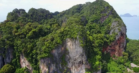 Aerial Cliff Reverse 動画素材 80155776