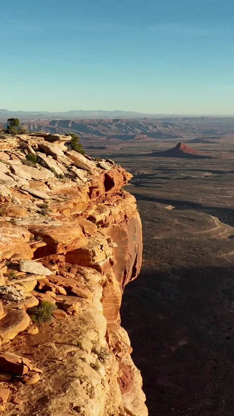 Aerial of the cliffs along the edge of Cedar Mesa in Utah. Vertical Video. Vídeo Stock 320580598