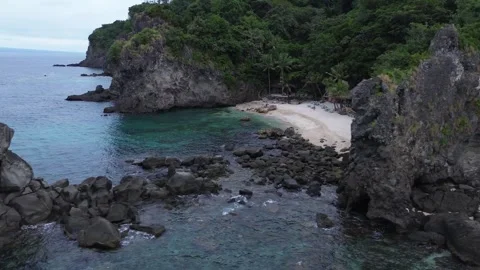 Aerial cliffs with hidden secret beach and bungalow Apo Island Philippines 스톡 동영상 332619030