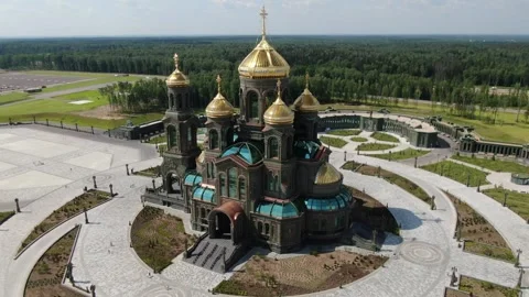 Aerial close approach to cathedral facade Stockbeeldmateriaal 321492865