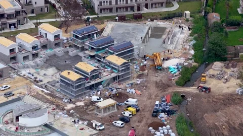 Aerial close-up of a busy construction site for a new resort in North Corfu Vidéo 335304002