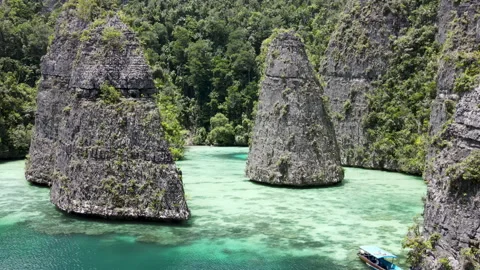 Aerial Close-Up of Cone-Shaped Karst Islands in Turquoise Lagoon, Raja Ampat Vídeo Stock 331469242