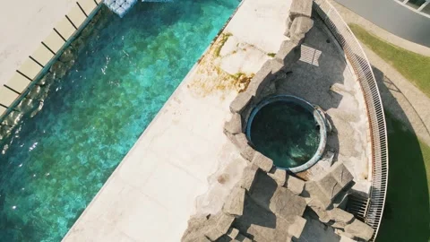 Aerial close up of dolphins kept in small concrete pools at dolphinarium sh.. 스톡 동영상 318297675