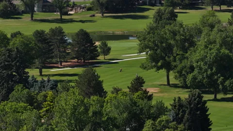 Aerial close up of golf course and lake near Denver Colorado with people golfing Vidéo 337184471
