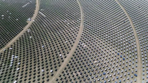Aerial Close-Up of Heliostats Array in Talatan Tower Solar Thermal Power Plant Vidéo 342017835