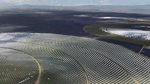 Aerial Close-Up of Heliostats Array in Talatan Tower Solar Thermal Power Plant Vidéo 342018656