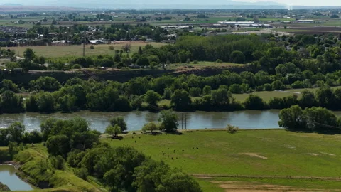Aerial close up of Snake River in spring time in Ontario Oregon sunny day Video stock 335780317