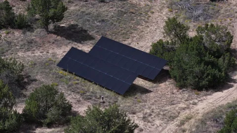 Aerial close up of solar panel array in scrubland in Colorado high desert Vídeo Stock 345551301
