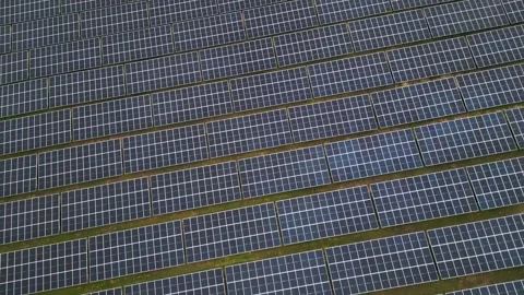 Aerial Close-Up of Solar Panel Farm with Sun Reflection and Photovoltaic Cells Video stock 331304642