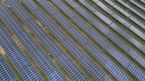 Aerial Close-Up of Solar Panel Farm with Sun Reflection and Photovoltaic Cells Video stock 331304670