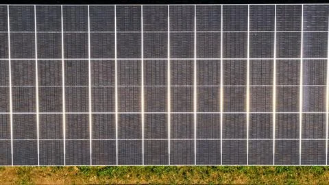 Aerial Close-Up of Solar Panel Grid Structure Foto stock