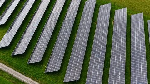 Aerial Close-Up of Solar Panel Rows on Green Energy Farm Foto stock
