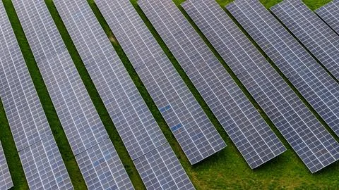 Aerial Close-Up of Solar Panel Rows on Green Energy Farm Foto stock