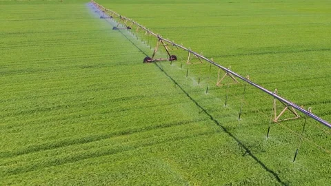 Aerial close view of center pivot irrigation system watering green field 스톡 동영상 333643316