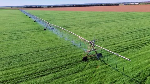 Aerial close view of center pivot irrigation system watering green field Stockbeeldmateriaal 333643327