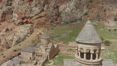 Aerial close view of Noravank monastery among red cliffs, Vayots Dzor, Armenia Vidéo 338390454