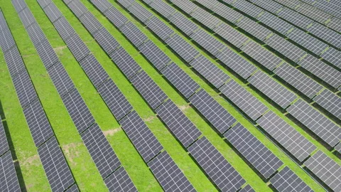 Aerial Close-Up View of Solar PV Panel Array on Zoige Grassland Vídeo Stock 345745454