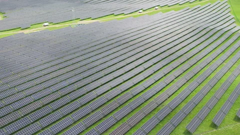 Aerial Close-Up View of Solar PV Panel Array on Zoige Grassland Vídeo Stock 345745713