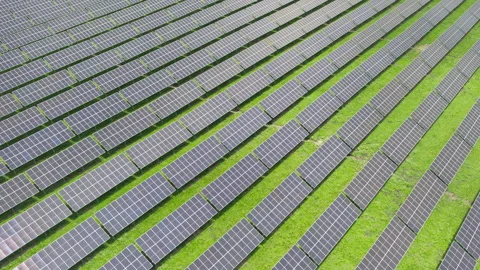 Aerial Close-Up View of Solar PV Panel Array on Zoige Grassland Vídeo Stock 345746017