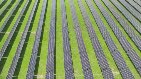 Aerial Close-Up View of Solar PV Panel Array on Zoige Grassland Vídeo Stock 345746099