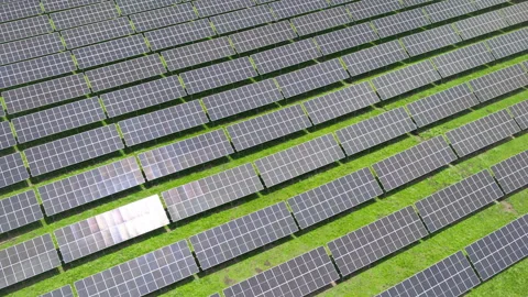Aerial Close-Up View of Solar PV Panel Array on Zoige Grassland Vídeo Stock 345746109
