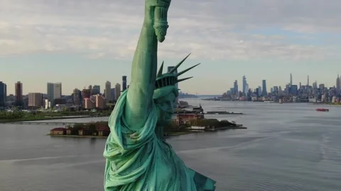 Aerial close up view of the Statue of Liberty 库存影片 342897610